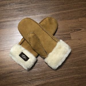 UGG Mittens - S/M, *never worn*